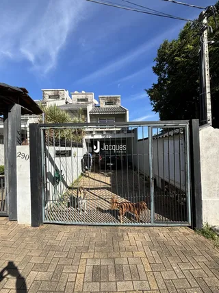 Vista da entrada de uma residência em Lajeado, Brasil, com portão de ferro.