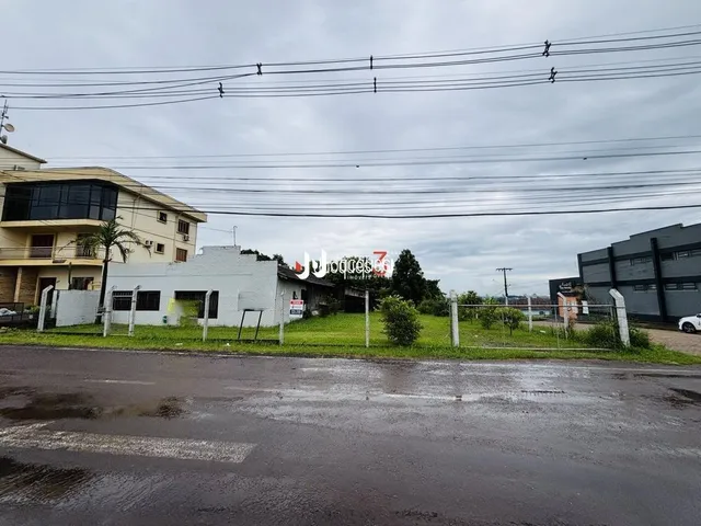 Fachada de um imóvel em Lajeado, Brasil, com vista para a rua.