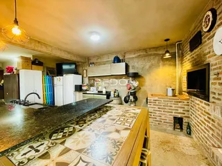 Foto da cozinha de uma propriedade em Lajeado, Brasil, com paredes de tijolo aparente.
