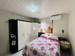 Foto de um quarto com armário e cama em um imóvel.
