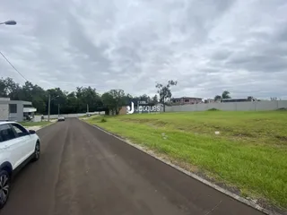 Vista da propriedade com estrada e área gramada em Lajeado.