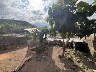 Vista externa de um terreno com vegetação e estruturas rústicas em Lajeado.
