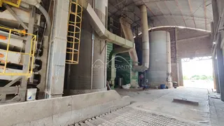 Foto de um espaço industrial com colunas de concreto e estrutura metálica.