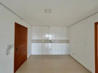 Interior de um imóvel em Lajeado, Brasil, mostrando uma parede revestida com azulejos brancos.