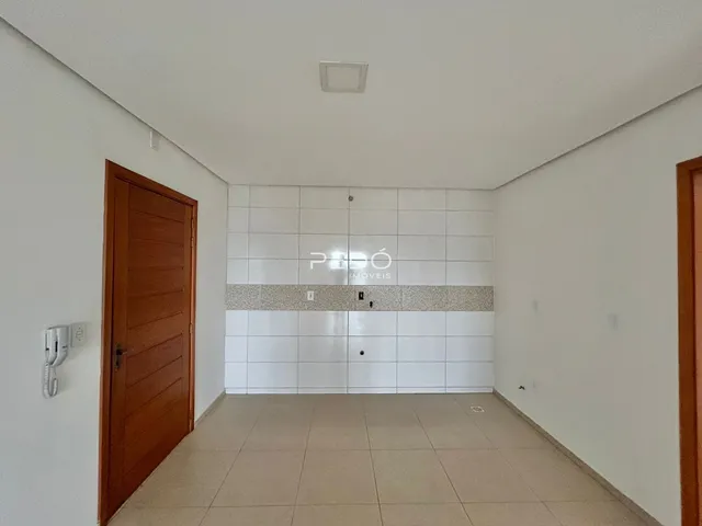 Interior de um imóvel em Lajeado, Brasil, mostrando uma parede revestida com azulejos brancos.