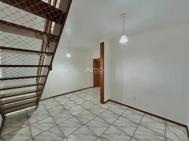 Hall de entrada com piso de cerâmica e paredes brancas.