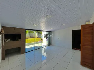 Sala de estar com porta de vidro que dá acesso ao quintal.