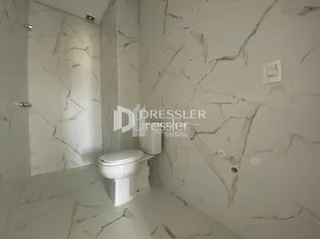 Um banheiro com revestimento em mármore branco.