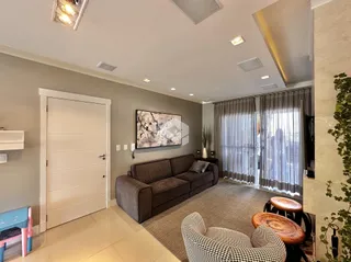 Sala de estar com sofá e decoração em um imóvel no Brasil.