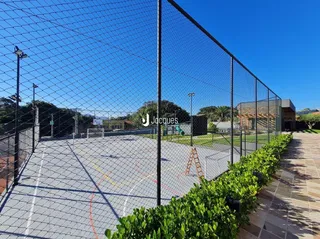 Vista externa de uma propriedade cercada por tela de arame.