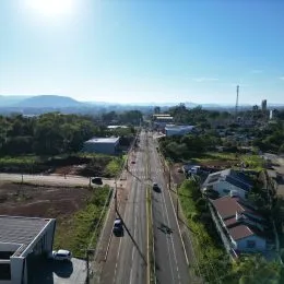 Vista aérea de uma área com vegetação e estradas em Lajeado, Brasil.