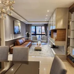 Sala de estar moderna com sofá e piso claro em um imóvel em Lajeado.