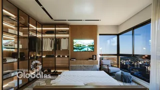 Quarto moderno com grande janela e vista da cidade.