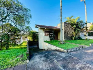 Fachada de uma residência em Lajeado, Brasil, com jardim e entrada de concreto.