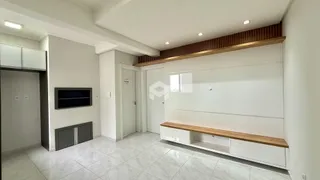 Hall de entrada com piso de cerâmica e parede de destaque na residência.
