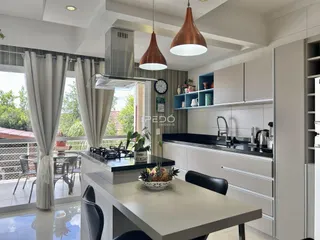 Imagem de uma cozinha e sala de jantar moderna em um imóvel no Brasil.