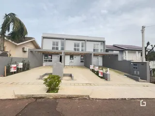Fachada de uma residência em Lajeado, Brasil, com garagem e jardim na frente.