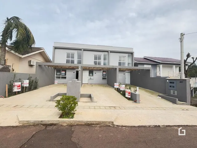 Fachada de uma residência em Lajeado, Brasil, com garagem e jardim na frente.