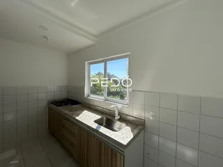 Foto de um banheiro com revestimento cerâmico e bancada.