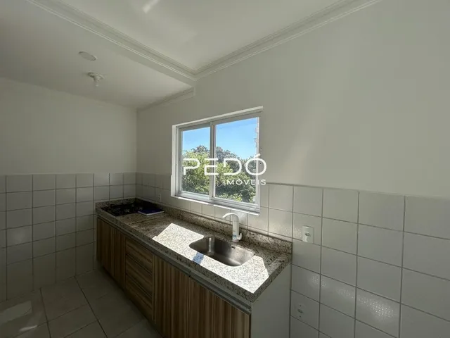 Foto de um banheiro com revestimento cerâmico e bancada.