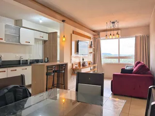 Interior de uma sala de estar com cozinha integrada em Lajeado, Brasil.