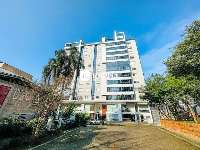 Fachada de um prédio residencial em Lajeado, Brasil, sob um céu azul claro.