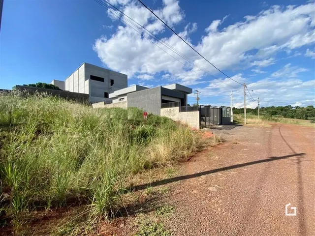 Fachada moderna de uma residência em Lajeado com vegetação ao redor.