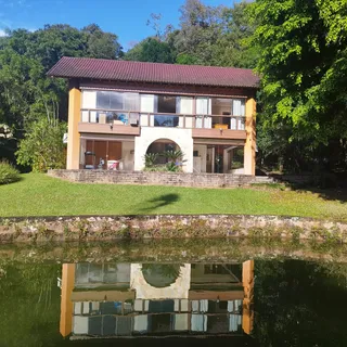 Fachada de uma casa em Lajeado com vista para um lago.