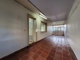 Interior de um corredor com piso de cerâmica no imóvel.