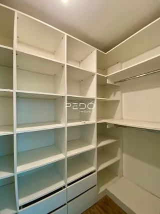 Exibição de prateleiras brancas em um ambiente interno.