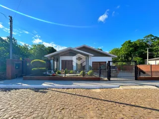 Fachada de uma residência em Lajeado, Brasil, com portão e cerca.
