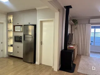Foto de uma sala de estar com cozinha em um imóvel.