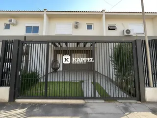 Fachada de uma residência com portão de ferro preta em Lajeado, Brasil.