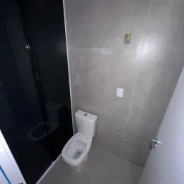 Foto de um banheiro mostrando um vaso sanitário branco.