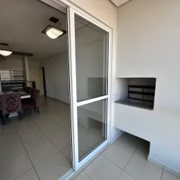 Ambiente interno com piso de cerâmica e porta de vidro.