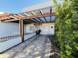 Fachada de uma residência em Lajeado, Brasil, com área externa pavimentada.