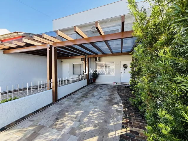 Fachada de uma residência em Lajeado, Brasil, com área externa pavimentada.