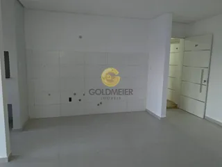 Sala de estar moderna com paredes brancas e piso claro.