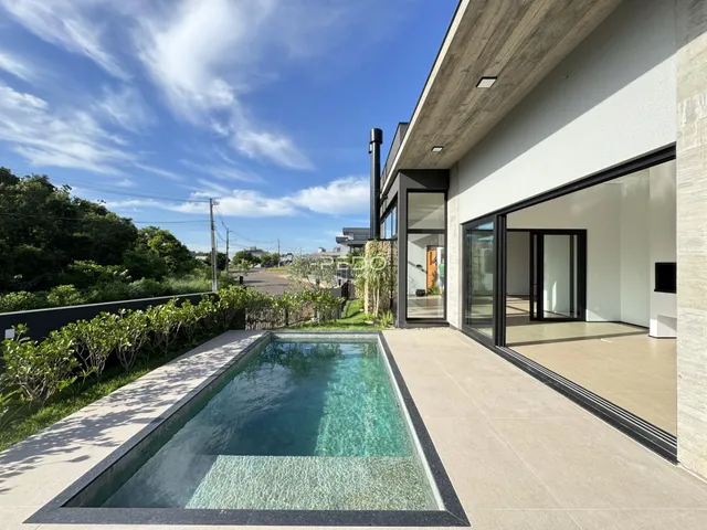 Vista da fachada de uma casa com piscina e área externa em Lajeado, Brasil.