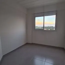 Foto de um ambiente interno com uma grande janela mostrando a paisagem externa.