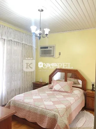 Foto de um quarto com cama e cortinas em um imóvel.
