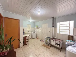 Interior de uma sala com piso de cerâmica e paredes claras.