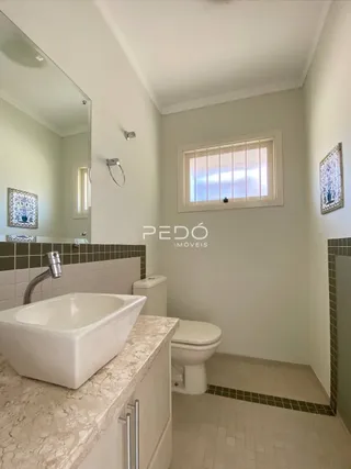 Foto de um banheiro interno com pia e vaso sanitário.