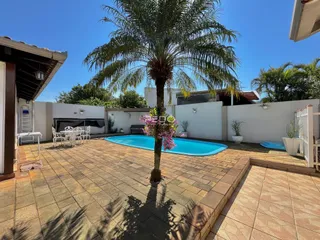 Foto da piscina e área externa de uma residência em Lajeado, Brasil.