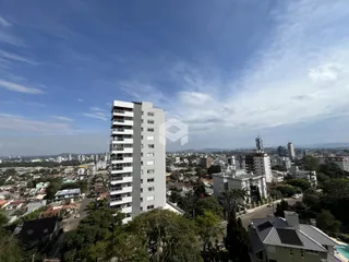 Vista aérea de um prédio residencial em Lajeado, Brasil, com paisagem urbana ao redor.