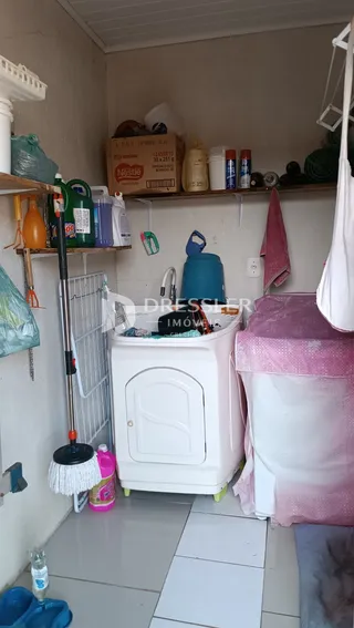 Foto de um espaço de armazenamento interno com prateleiras e um armário branco.