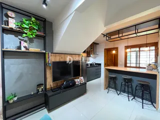 Sala de estar com decoração moderna e painéis de madeira.