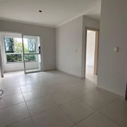Ambiente interno com piso de cerâmica e porta de vidro.