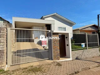 Fachada de uma casa residencial em Lajeado, Brasil, com portão de ferro.