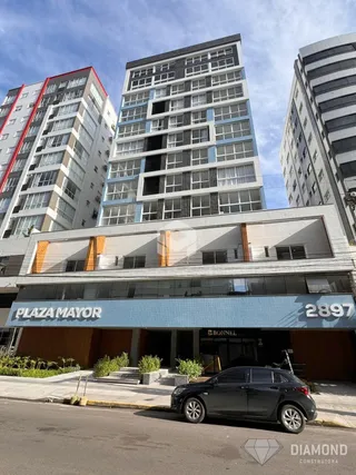 Fachada de um prédio residencial em Lajeado, Brasil, com uma área comercial no térreo.